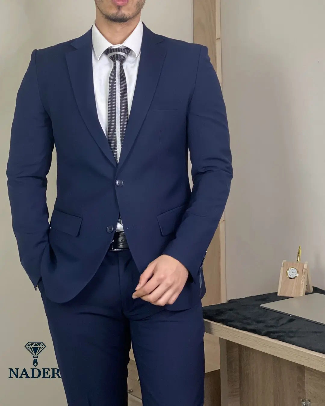Eleganter Nader Kostüm